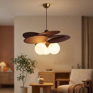 Suspension à pétales allumée dans un coin salon aux tons beige et terracotta