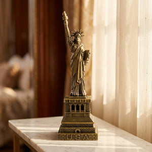 Statue de la Liberté en bronze sur une console en marbre près d'une fenêtre