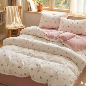 Parure de lit tulipe dans un coin chambre étudiante avec chaise en bois