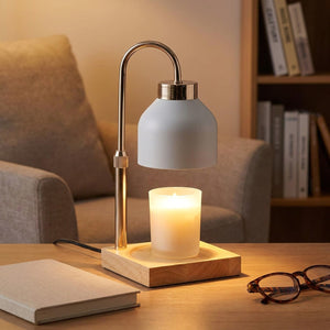 Lampe chauffe-bougie sur un bureau en bois dans un coin lecture cocooning
