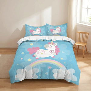 Parure de lit licorne bleue dans une chambre enfant lumineuse avec chaise en bois