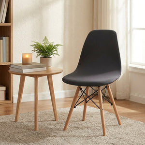 Chaise scandinave avec housse grise dans un coin salon cocooning