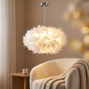 Suspension boule de plumes blanches éclairant un coin lecture avec fauteuil cosy
