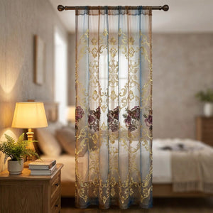 Rideau voilage tulle brodé de fleurs dans une chambre chaleureuse avec lampe de chevet