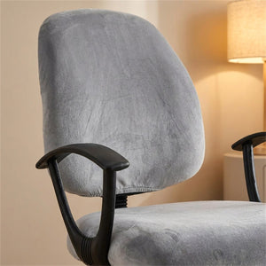 Gros plan sur la housse de chaise de bureau en velours gris epousant le dossier et l'assise