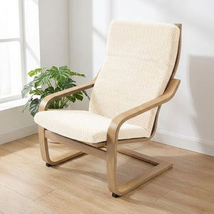 Housse de fauteuil beige dans un salon scandinave lumineux avec grande plante verte
