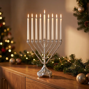 Candélabre 9 branches argenté sur buffet avec décoration de Noël et bougies allumées