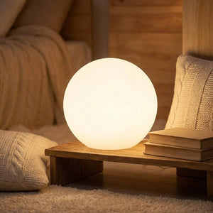 Lampe boule veilleuse allumée dans un coin lecture chaleureux pour enfant