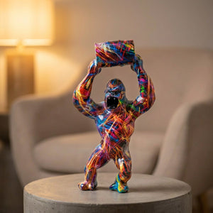 Statue gorille aux couleurs néon sur une table basse près d'un fauteuil
