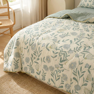 Couette d'été verte étalée sur un lit dans une chambre chaleureuse