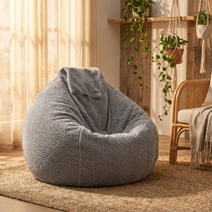 Pouf poire chenille gris dans un salon bohème avec plantes