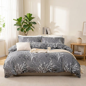 Parure de lit fleurie grise dans une chambre scandinave lumineuse avec plante