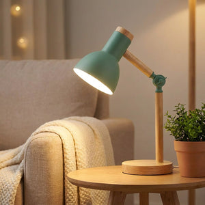 Lampe de bureau verte posée près d un fauteuil cosy dans un coin lecture