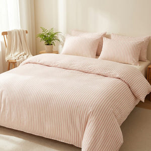Parure de lit rayée rose dans une chambre douce et cocooning