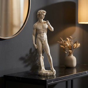 Statue du David en résine ivoire sur une console noire dans une entrée élégante