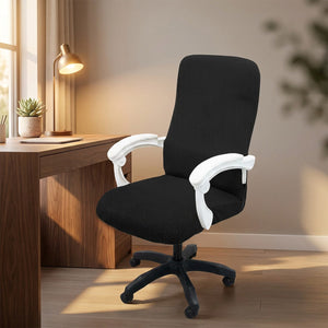 Housse de chaise de bureau noire dans un bureau chaleureux à la lumière dorée