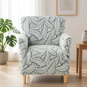 Housse de fauteuil grise à motif de feuilles installée sur un fauteuil dans un salon moderne