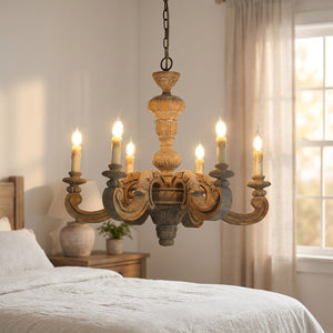 Lustre en bois sculpté éclairé au-dessus d'un lit dans une chambre romantique