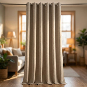 Gros plan sur la texture chenille du rideau beige et ses œillets