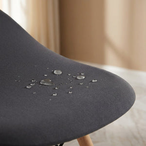 Gros plan de gouttes d'eau perlant sur le tissu impermeable de la housse grise
