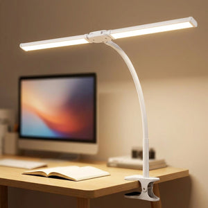 Gros plan sur la pince et le bras col de cygne d'une lampe de bureau double tête blanche