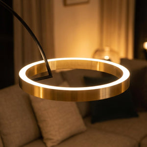 Gros plan sur l'anneau LED doré allumé du lampadaire arc