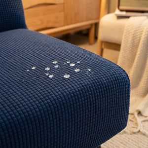 Gros plan sur le tissu texturé imperméable de la housse avec des gouttes d'eau perlant en surface