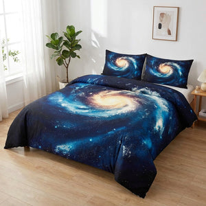 Parure de lit galaxie sur un lit dans une chambre scandinave épurée