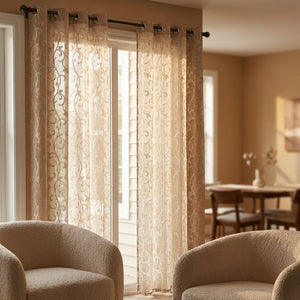 Rideau voilage jacquard beige dans un coin repas baigné de lumière d'après midi