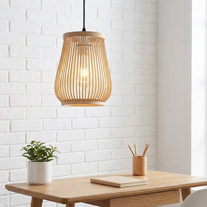 Suspension bambou cloche au-dessus d'un bureau en bois mur briques blanches style bohème