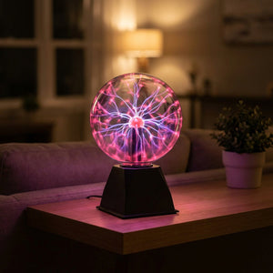 Lampe boule plasma posée sur une table basse dans un salon chaleureux le soir