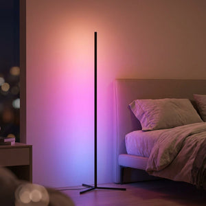 Lampadaire d angle LED RGB noir en dégradé rose et violet dans une chambre