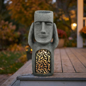 Statue Moai sur une marche de terrasse en bois au crépuscule panneau ajouré illuminé