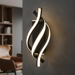 Applique murale LED spirale noire gros plan sur mur texturé