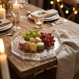 Plateau en verre à facettes présentant des macarons et du raisin sur une table dressée