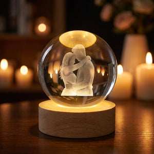 Gros plan de la boule de cristal personnalisée illuminée sur son socle en bois