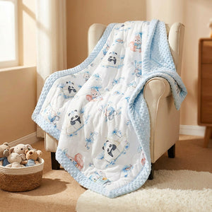 Couverture enfant drapée sur un fauteuil dans un coin nursery chaleureux