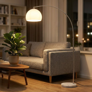 Lampadaire arc dans un salon scandinave lumineux avec canapé et plante verte