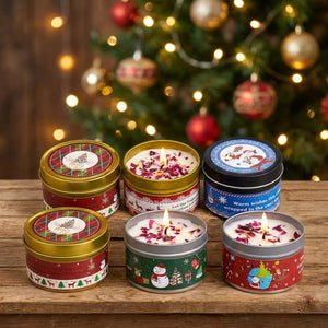 Coffret de bougies de Noël devant un sapin illuminé en cadeau festif