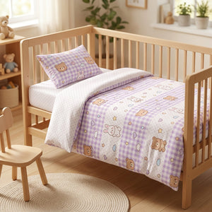 Parure de lit bébé motif ourson lavande dans une chambre enfant lumineuse