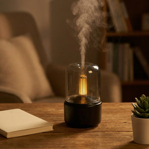 Diffuseur d'huile essentielle effet flamme sur un bureau avec un carnet et une plante