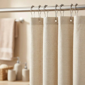 Gros plan sur la texture lin et les crochets en métal argenté du rideau de douche