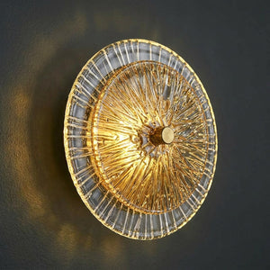 Gros plan sur le verre ambré texturé à l'effet lotus d'une applique murale