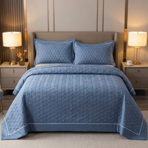Couvre-lit matelassé bleu dans une chambre au style hôtelier raffiné