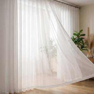 Détail du voilage blanc en tulle transparent aux plis légers révélant sa transparence