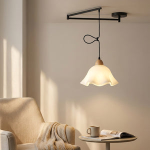 Lampe suspendue design au-dessus d'un coin lecture avec fauteuil