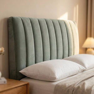 Gros plan sur les lignes verticales matelassées de la housse de tête de lit