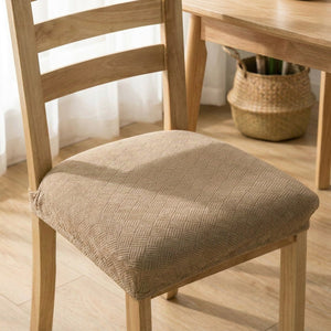 Gros plan sur la texture jacquard en relief d'une housse de siège de chaise beige