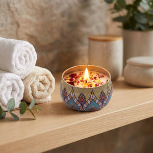 Bougie parfumée bohème allumée sur une étagère de salle de bain avec eucalyptus