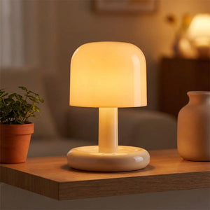 Lampe champignon allumée sur une étagère en bois près d'une plante et d'un vase